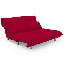 Rote Schlafcouch mit zwei Kissen, modern und funktional.